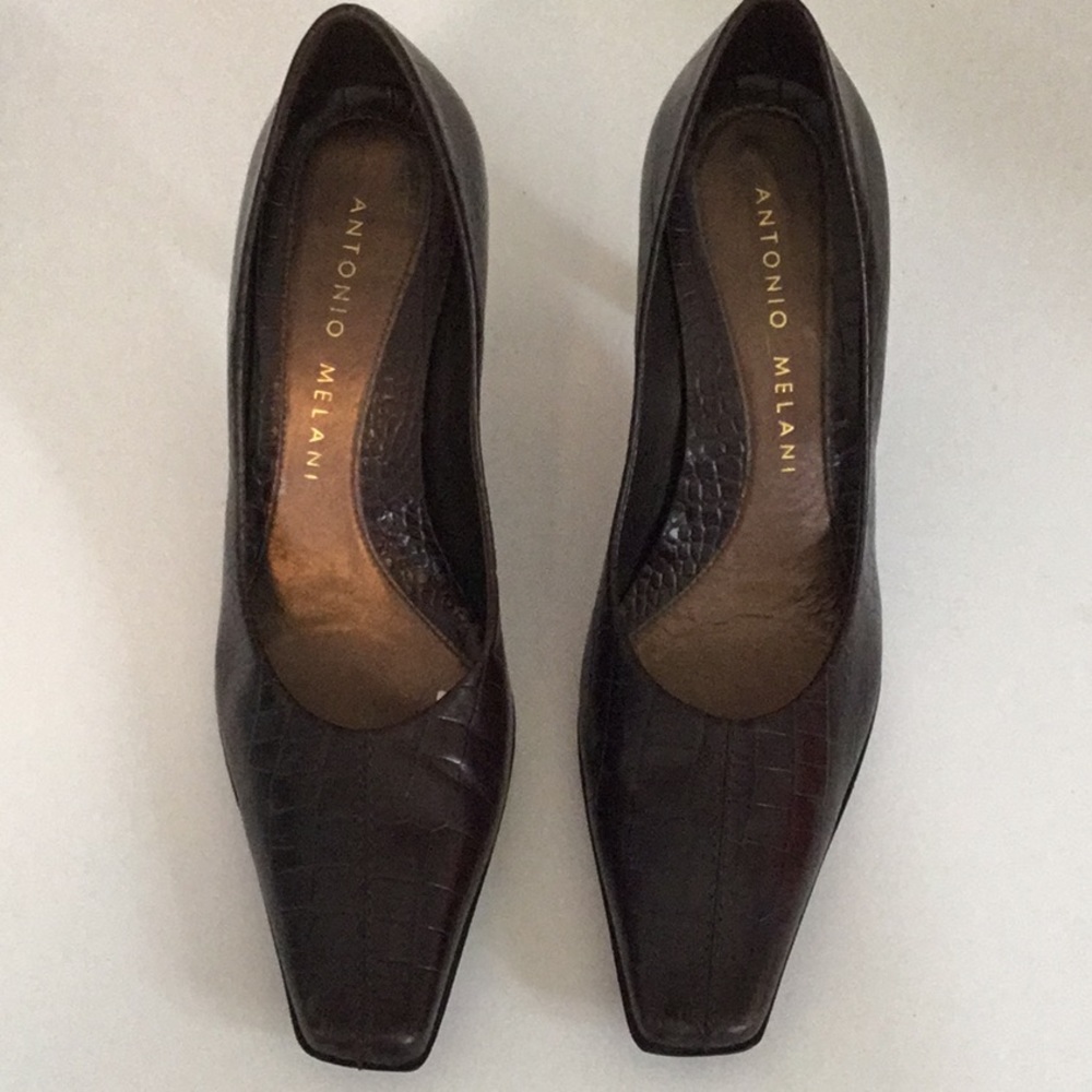 Alligator textured leather pumps.